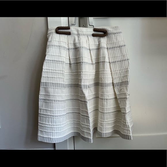 Reiss skirt with zipper at the back. Size 4. - Picture 2 of 2